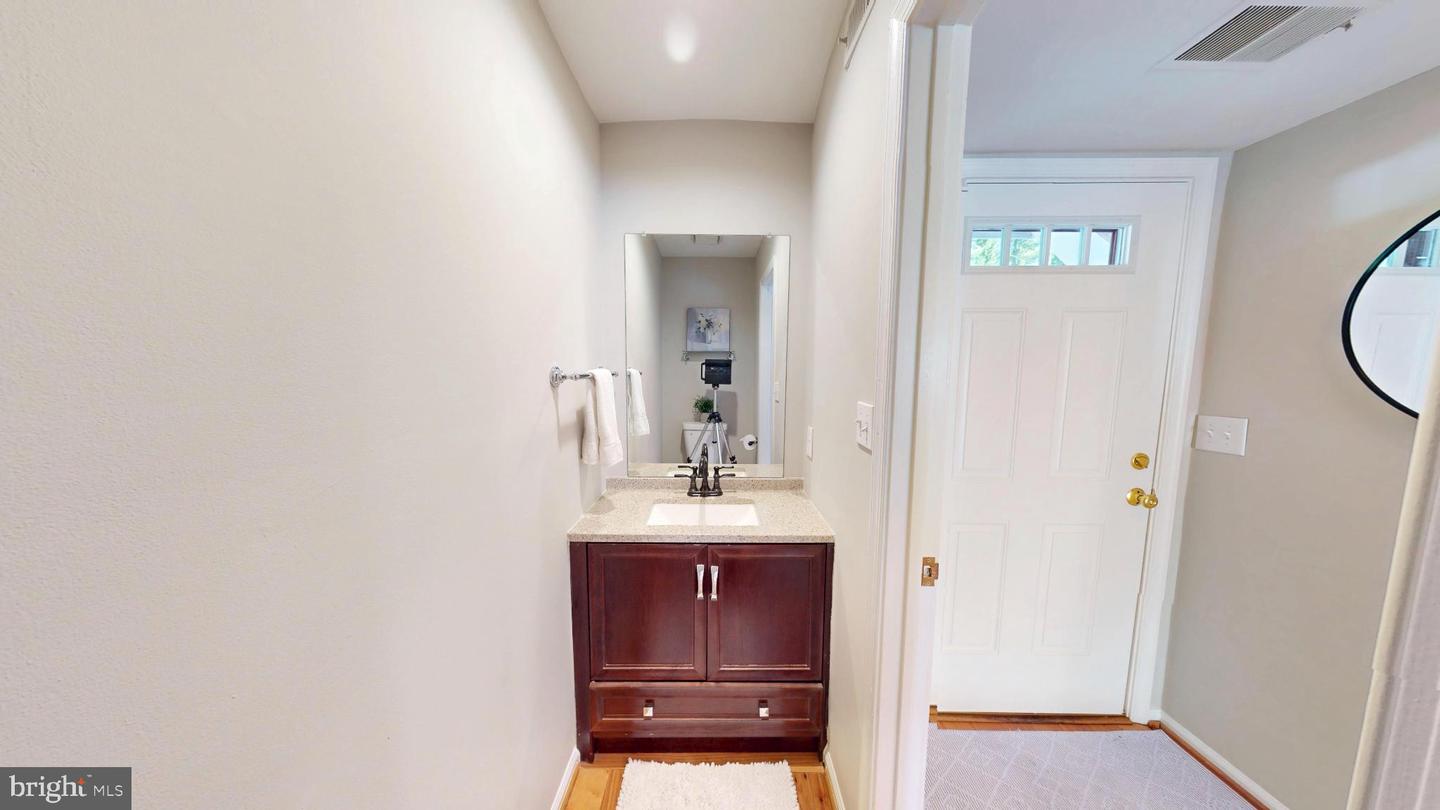 3345 LAKESIDE VIEW DR #7-7, FALLS CHURCH, Virginia 22041, 2 Bedrooms Bedrooms, 8 Rooms Rooms,2 BathroomsBathrooms,Residential,For sale,3345 LAKESIDE VIEW DR #7-7,VAFX2266858 MLS # VAFX2266858