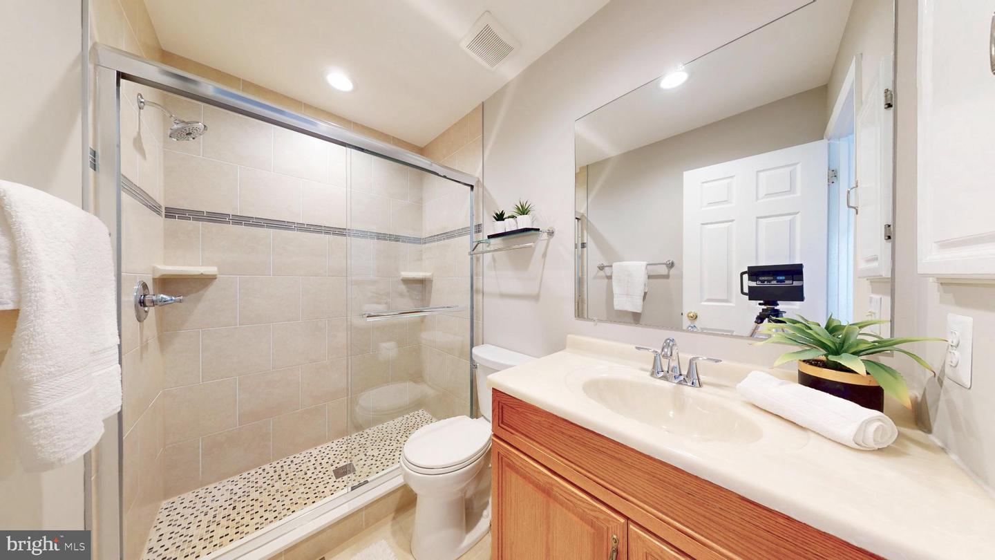 3345 LAKESIDE VIEW DR #7-7, FALLS CHURCH, Virginia 22041, 2 Bedrooms Bedrooms, 8 Rooms Rooms,2 BathroomsBathrooms,Residential,For sale,3345 LAKESIDE VIEW DR #7-7,VAFX2266858 MLS # VAFX2266858