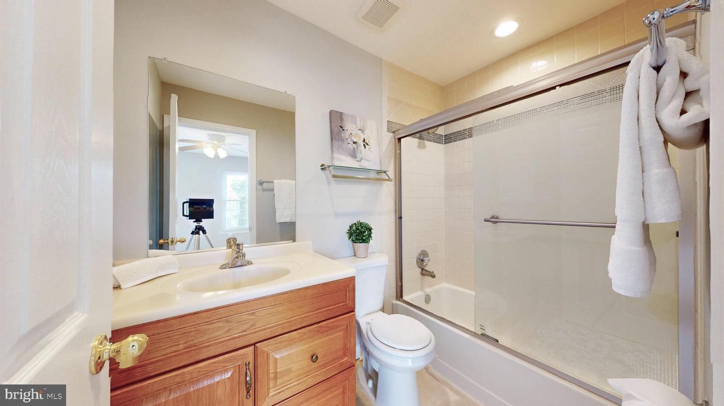 3345 LAKESIDE VIEW DR #7-7, FALLS CHURCH, Virginia 22041, 2 Bedrooms Bedrooms, 8 Rooms Rooms,2 BathroomsBathrooms,Residential,For sale,3345 LAKESIDE VIEW DR #7-7,VAFX2266858 MLS # VAFX2266858