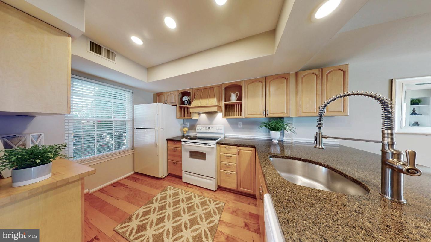 3345 LAKESIDE VIEW DR #7-7, FALLS CHURCH, Virginia 22041, 2 Bedrooms Bedrooms, 8 Rooms Rooms,2 BathroomsBathrooms,Residential,For sale,3345 LAKESIDE VIEW DR #7-7,VAFX2266858 MLS # VAFX2266858