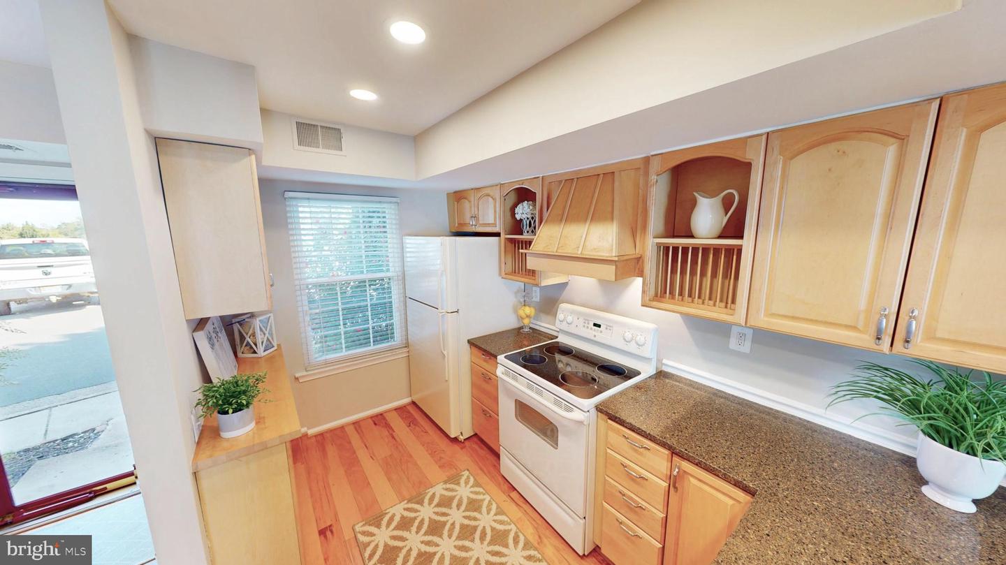 3345 LAKESIDE VIEW DR #7-7, FALLS CHURCH, Virginia 22041, 2 Bedrooms Bedrooms, 8 Rooms Rooms,2 BathroomsBathrooms,Residential,For sale,3345 LAKESIDE VIEW DR #7-7,VAFX2266858 MLS # VAFX2266858