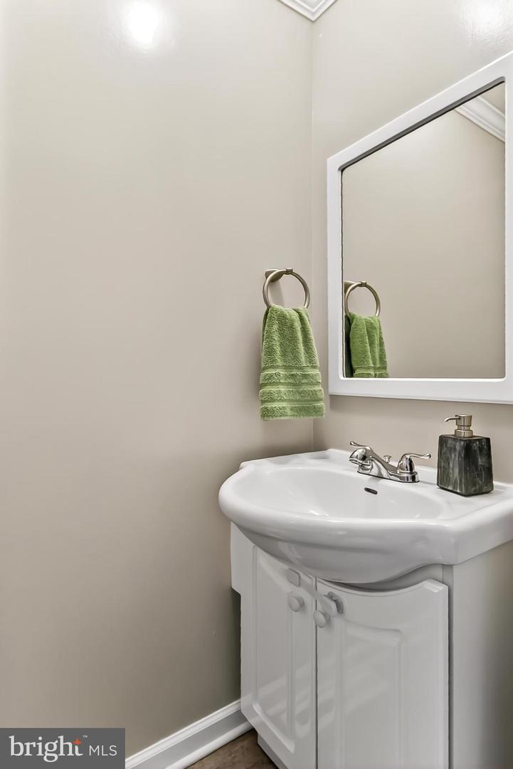 7206 LAVENDER LN, SPRINGFIELD, Virginia 22150, 3 Bedrooms Bedrooms, 9 Rooms Rooms,2 BathroomsBathrooms,Residential,For sale,7206 LAVENDER LN,VAFX2268900 MLS # VAFX2268900