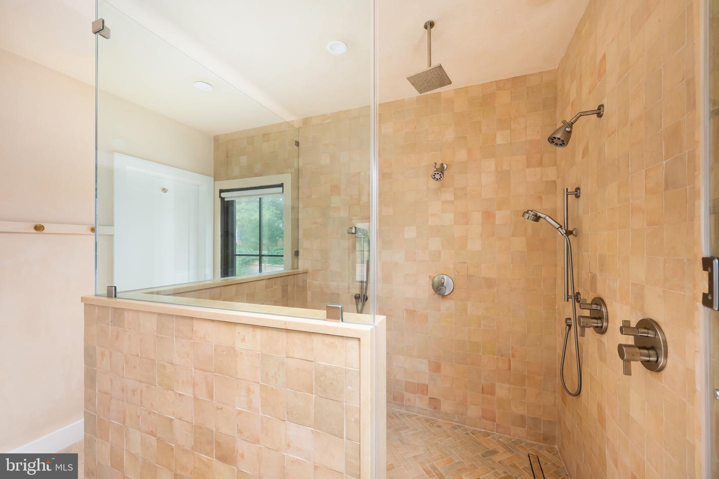 4283 38TH ST N, ARLINGTON, Virginia 22207, 6 Bedrooms Bedrooms, ,6 BathroomsBathrooms,Residential,For sale,4283 38TH ST N,VAAR2064388 MLS # VAAR2064388