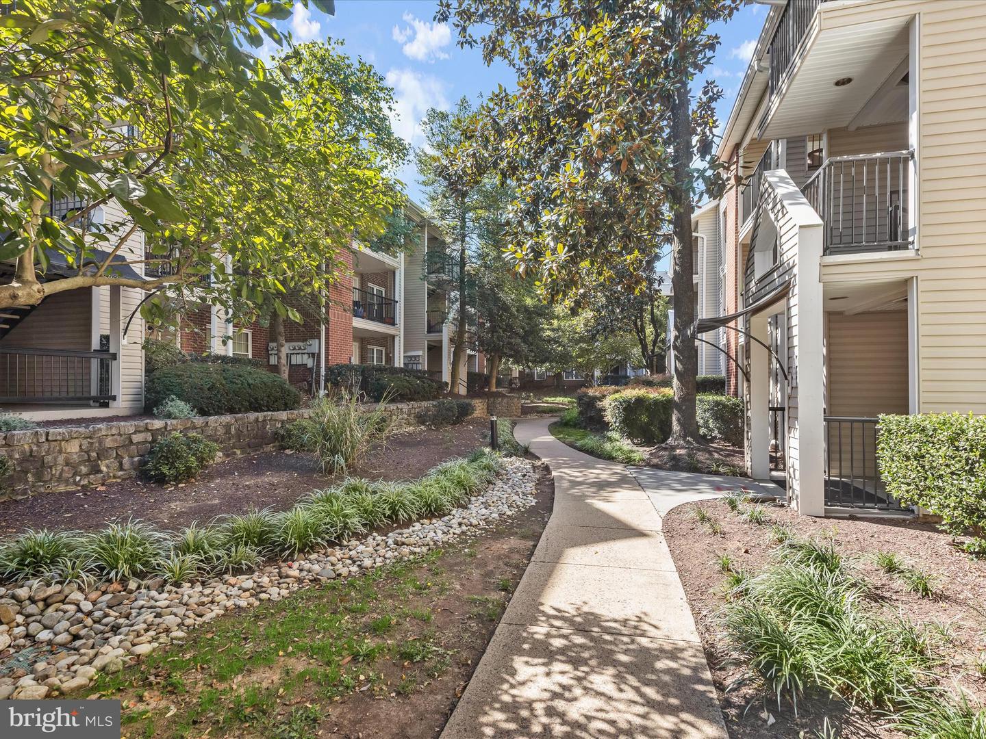 3308 WYNDHAM CIR #323, ALEXANDRIA, Virginia 22302, 1 Bedroom Bedrooms, 2 Rooms Rooms,1 BathroomBathrooms,Residential,For sale,3308 WYNDHAM CIR #323,VAAX2050502 MLS # VAAX2050502
