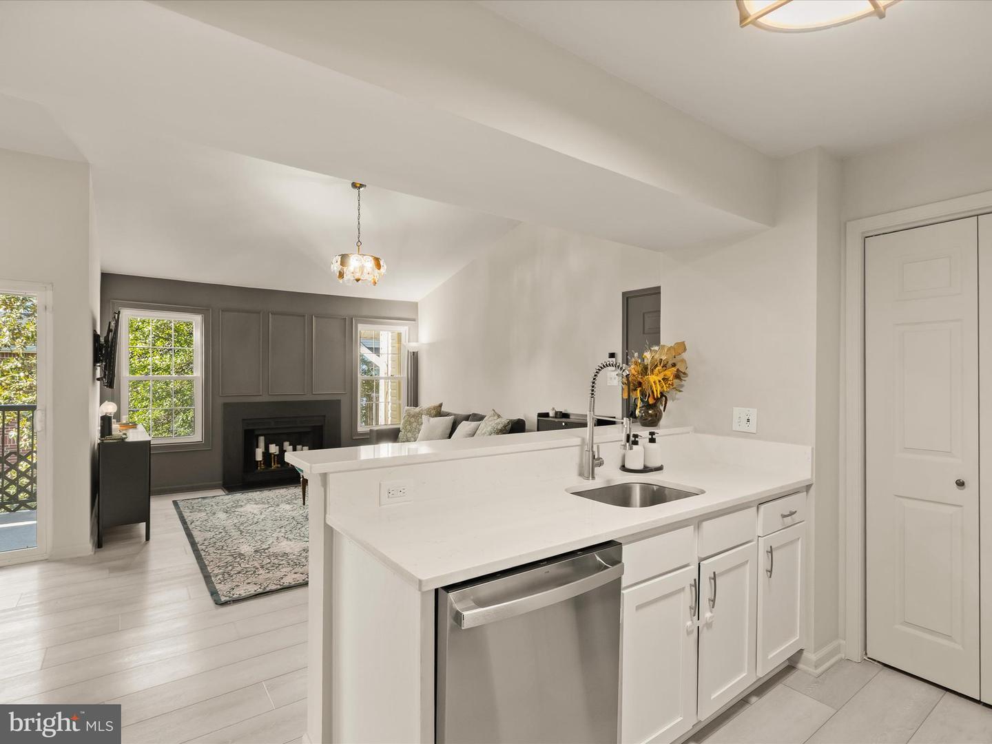 3308 WYNDHAM CIR #323, ALEXANDRIA, Virginia 22302, 1 Bedroom Bedrooms, 2 Rooms Rooms,1 BathroomBathrooms,Residential,For sale,3308 WYNDHAM CIR #323,VAAX2050502 MLS # VAAX2050502