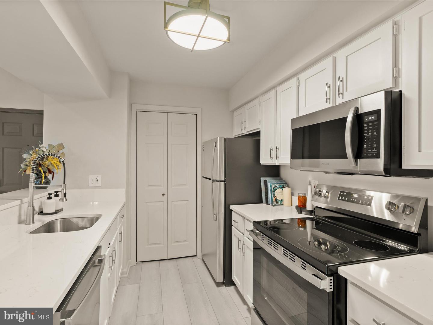 3308 WYNDHAM CIR #323, ALEXANDRIA, Virginia 22302, 1 Bedroom Bedrooms, 2 Rooms Rooms,1 BathroomBathrooms,Residential,For sale,3308 WYNDHAM CIR #323,VAAX2050502 MLS # VAAX2050502