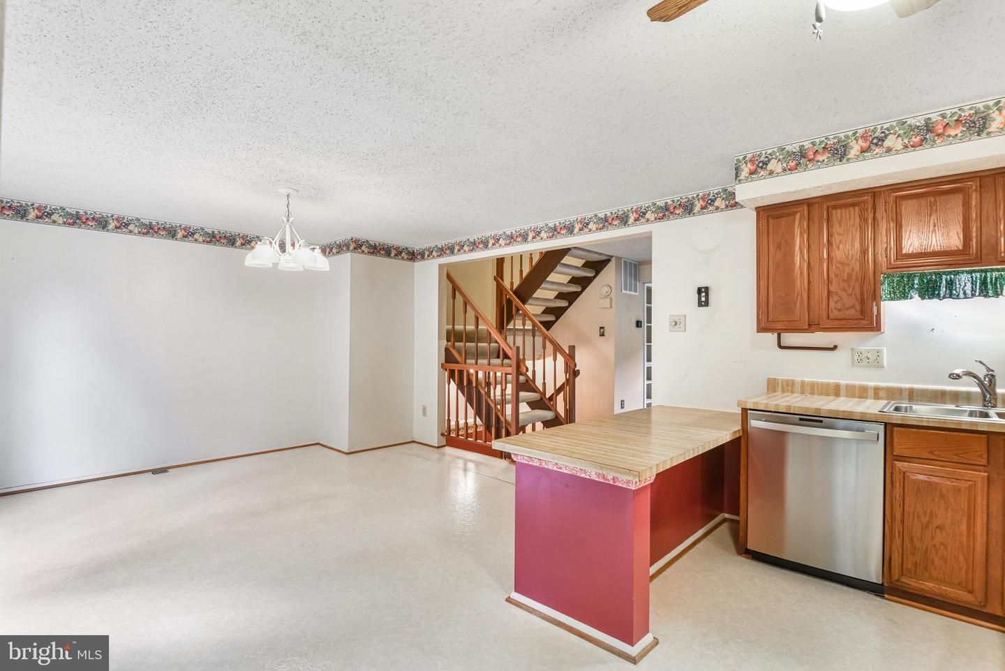 5825 HIGH BLUFF CT, BURKE, Virginia 22015, 3 Bedrooms Bedrooms, ,1 BathroomBathrooms,Residential,For sale,5825 HIGH BLUFF CT,VAFX2265826 MLS # VAFX2265826