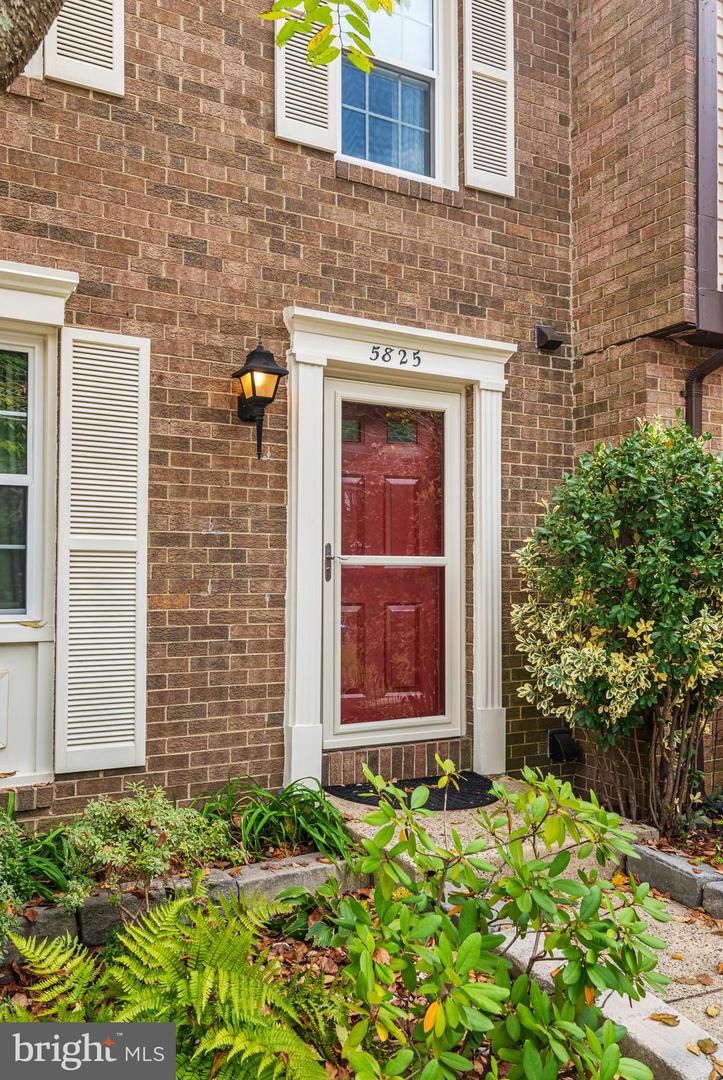 5825 HIGH BLUFF CT, BURKE, Virginia 22015, 3 Bedrooms Bedrooms, ,1 BathroomBathrooms,Residential,For sale,5825 HIGH BLUFF CT,VAFX2265826 MLS # VAFX2265826