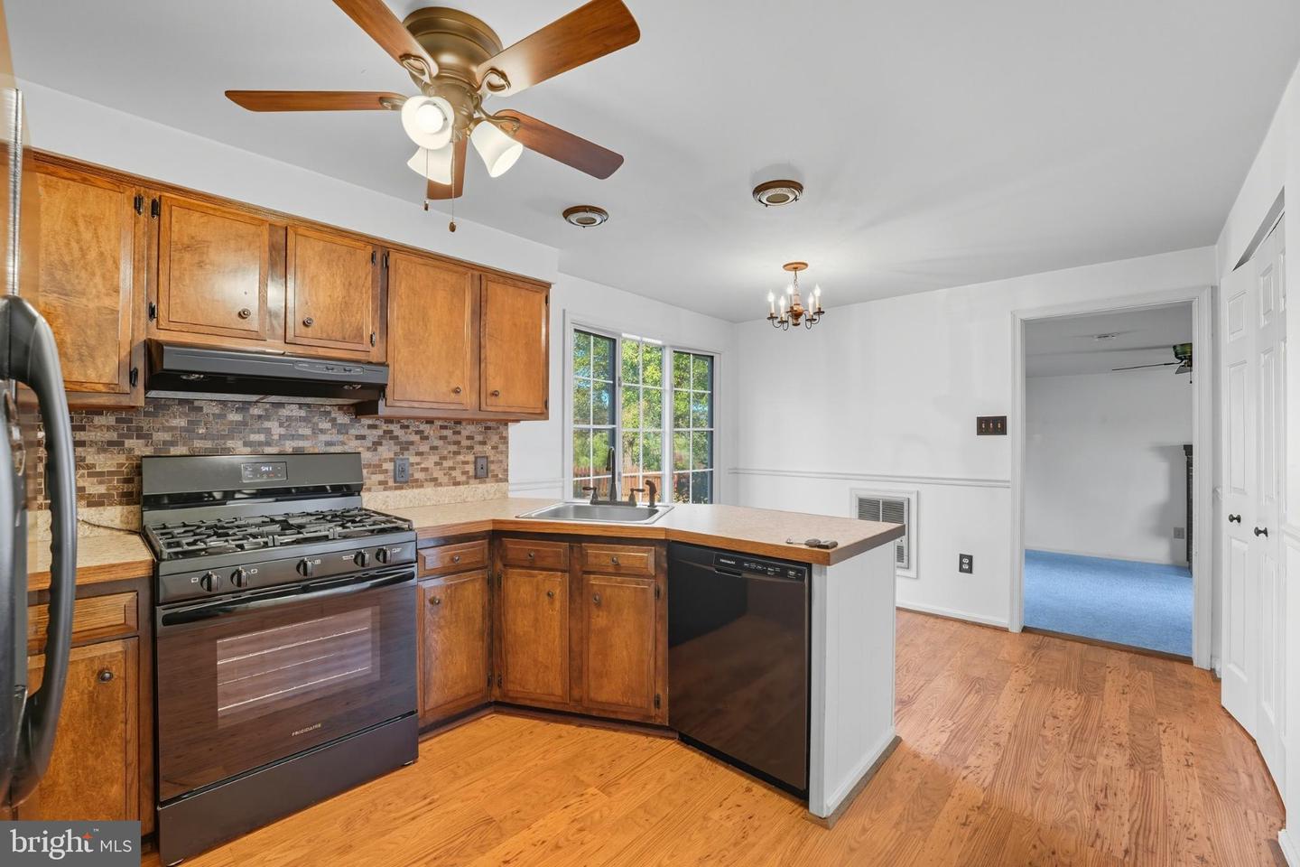 916 BROADVIEW AVE, WARRENTON, Virginia 20186, 3 Bedrooms Bedrooms, 8 Rooms Rooms,2 BathroomsBathrooms,Residential,For sale,916 BROADVIEW AVE,VAFQ2018296 MLS # VAFQ2018296