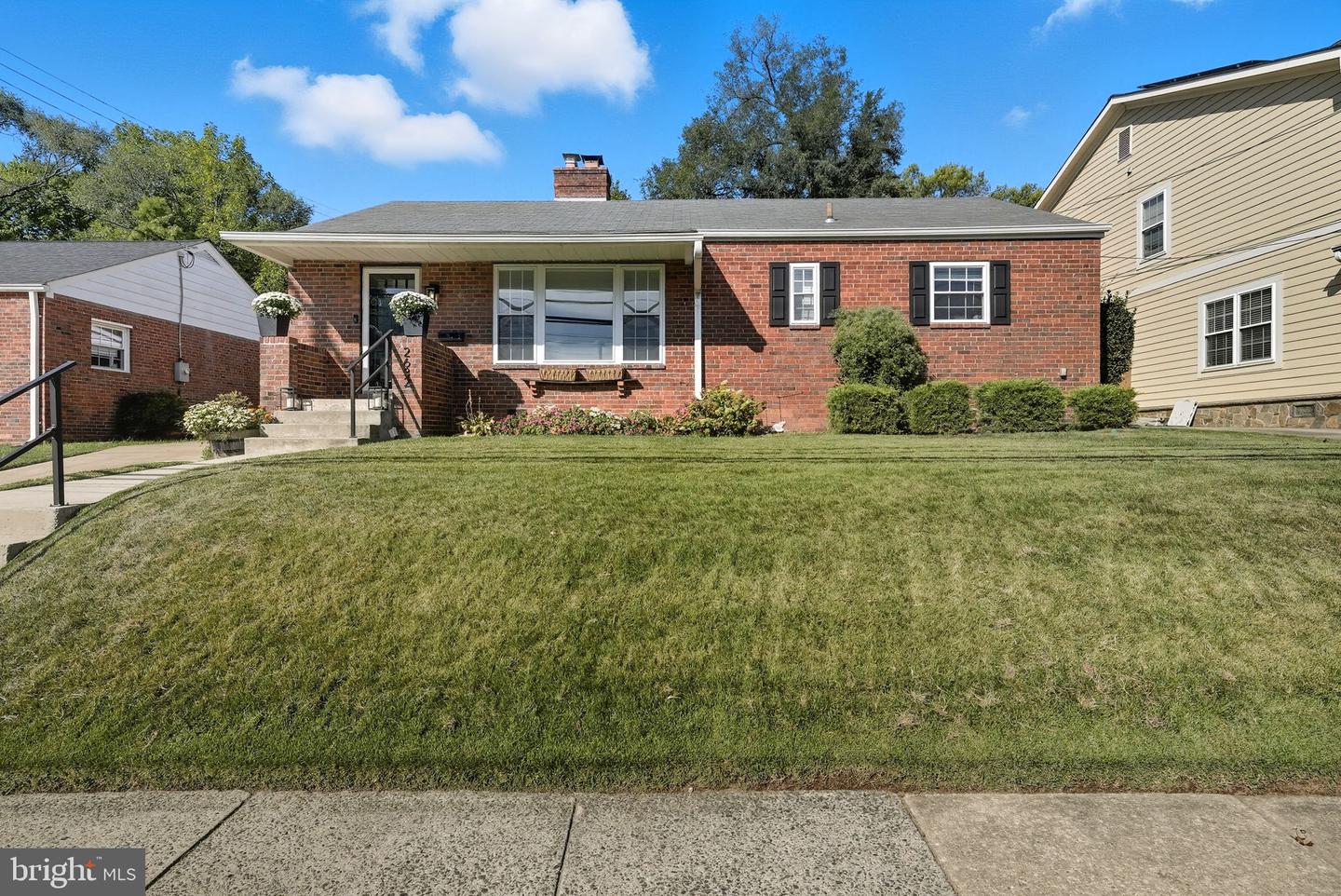 2632 N SYCAMORE ST, ARLINGTON, Virginia 22207, 4 Bedrooms Bedrooms, ,2 BathroomsBathrooms,Residential,For sale,2632 N SYCAMORE ST,VAAR2064682 MLS # VAAR2064682