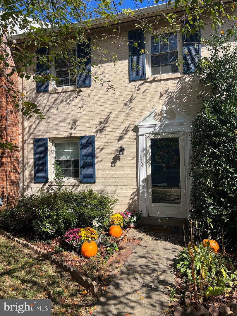 314 ROCK SPRING DR SW, LEESBURG, Virginia 20175, 2 Bedrooms Bedrooms, ,1 BathroomBathrooms,Residential,For sale,314 ROCK SPRING DR SW,VALO2108596 MLS # VALO2108596