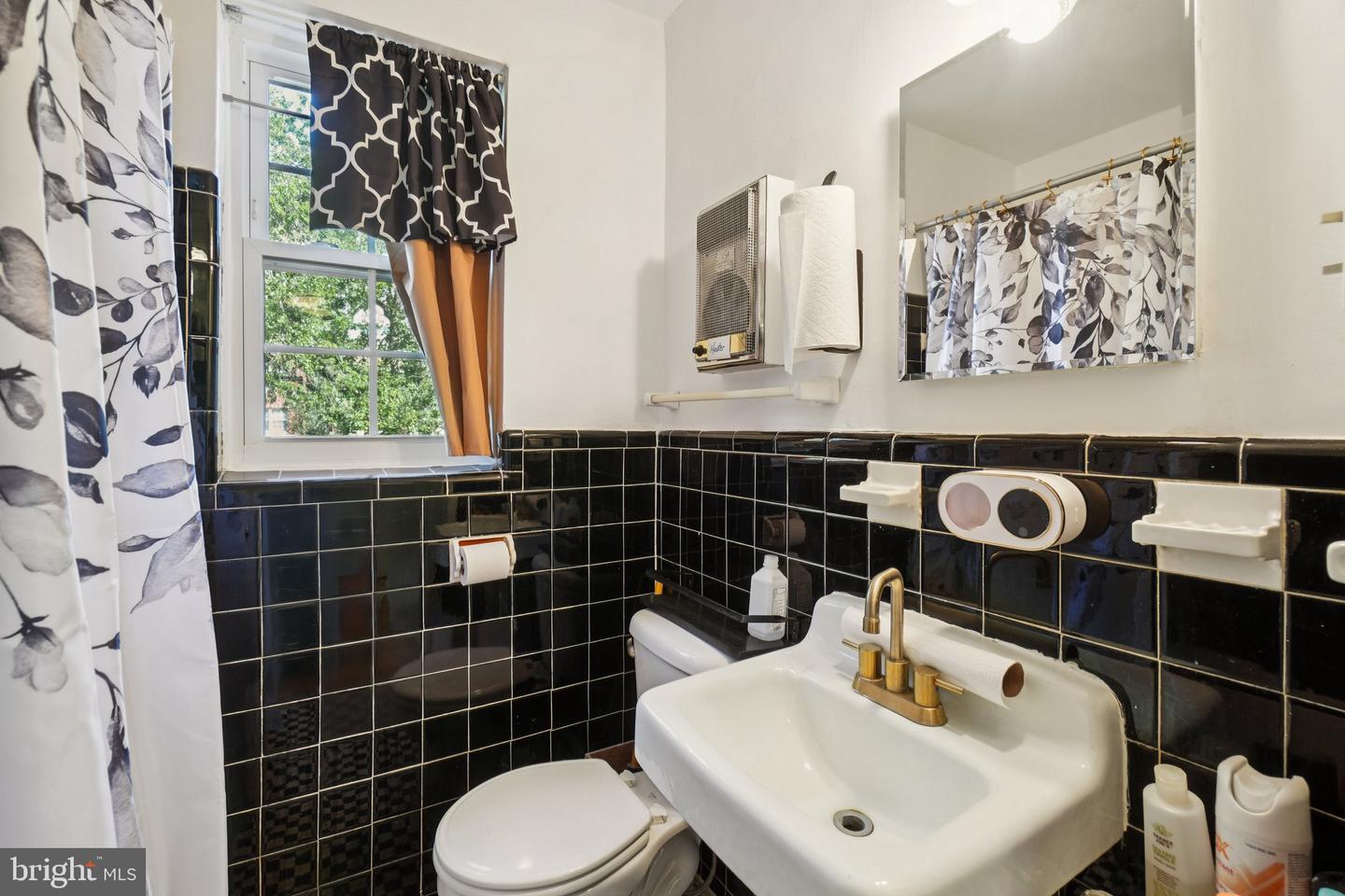 6610 10TH ST #A2, ALEXANDRIA, Virginia 22307, 2 Bedrooms Bedrooms, ,1 BathroomBathrooms,Residential,For sale,6610 10TH ST #A2,VAFX2247310 MLS # VAFX2247310