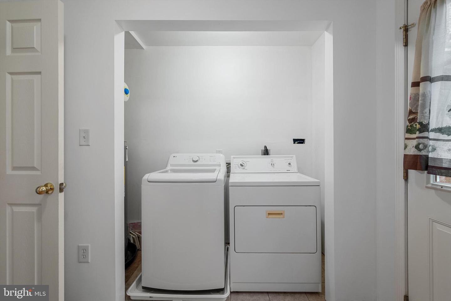 290 GREEN ST, WINCHESTER, Virginia 22601, 4 Bedrooms Bedrooms, ,3 BathroomsBathrooms,Residential,For sale,290 GREEN ST,VAWI2008996 MLS # VAWI2008996
