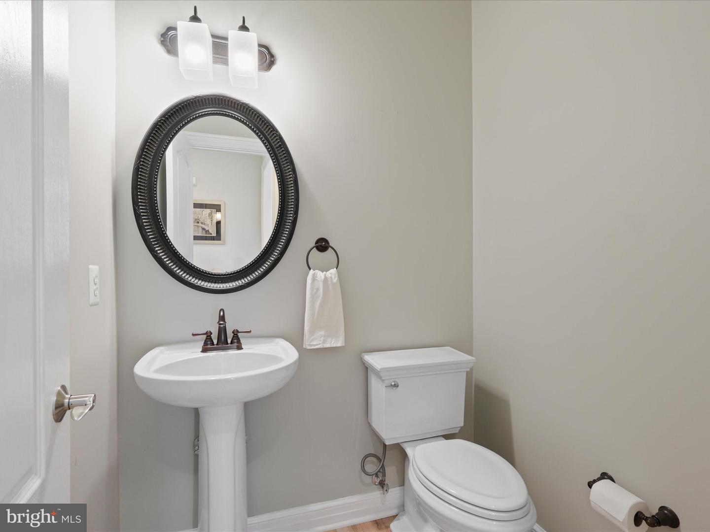 904 LOCUST ST, HERNDON, Virginia 20170, 4 Bedrooms Bedrooms, ,5 BathroomsBathrooms,Residential,For sale,904 LOCUST ST,VAFX2266444 MLS # VAFX2266444