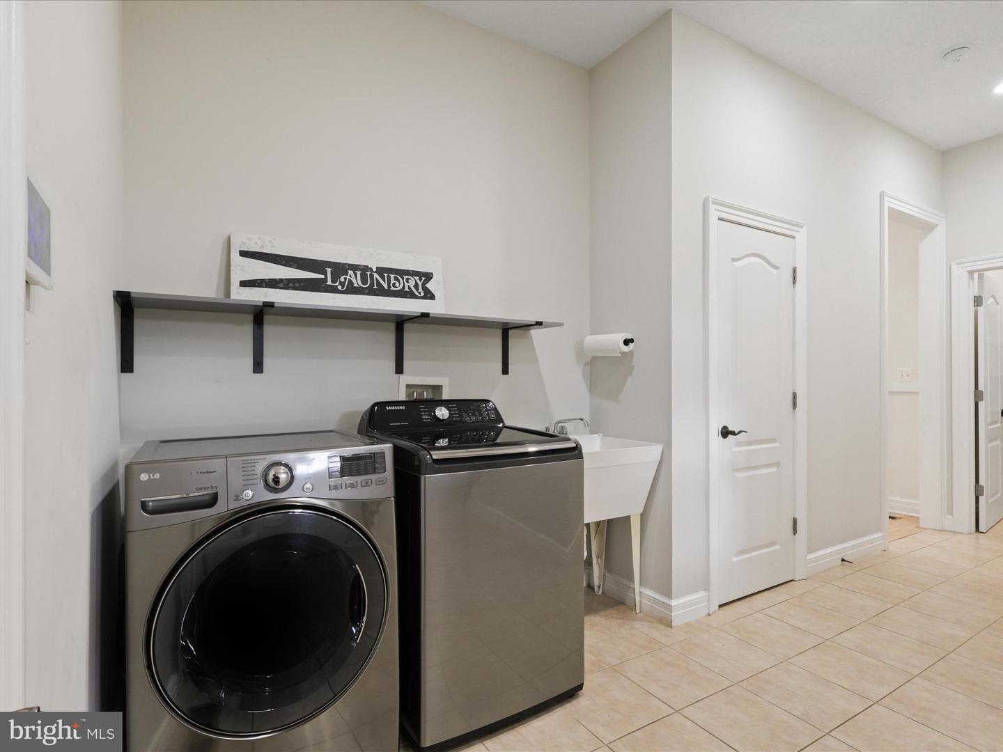 904 LOCUST ST, HERNDON, Virginia 20170, 4 Bedrooms Bedrooms, ,5 BathroomsBathrooms,Residential,For sale,904 LOCUST ST,VAFX2266444 MLS # VAFX2266444