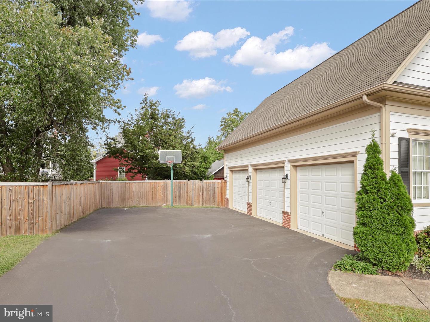904 LOCUST ST, HERNDON, Virginia 20170, 4 Bedrooms Bedrooms, ,5 BathroomsBathrooms,Residential,For sale,904 LOCUST ST,VAFX2266444 MLS # VAFX2266444
