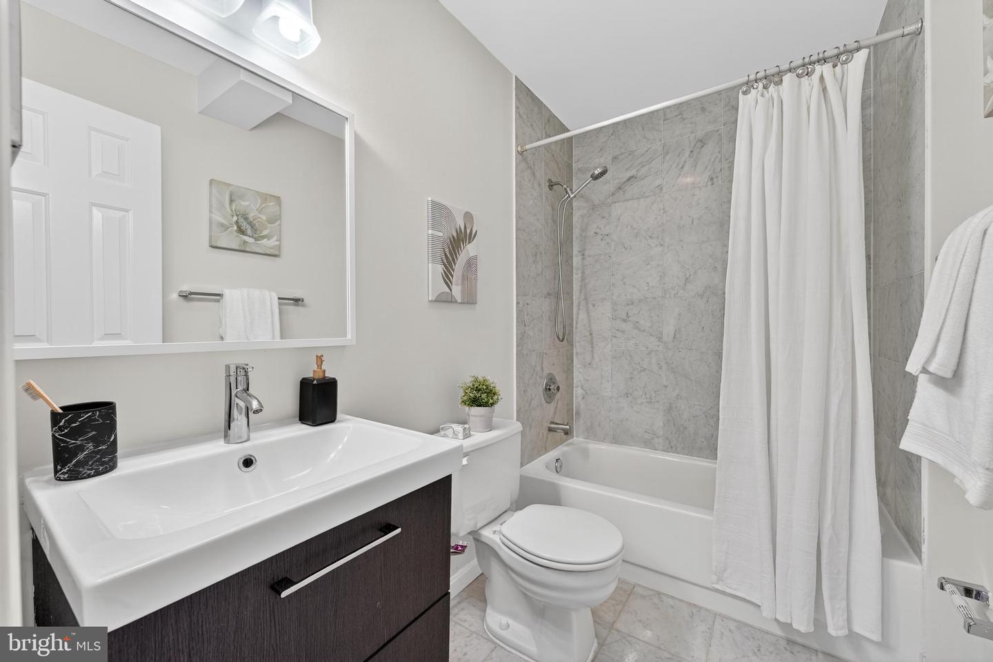 464 W GLEBE RD, ALEXANDRIA, Virginia 22305, 3 Bedrooms Bedrooms, ,3 BathroomsBathrooms,Residential,For sale,464 W GLEBE RD,VAAX2049636 MLS # VAAX2049636