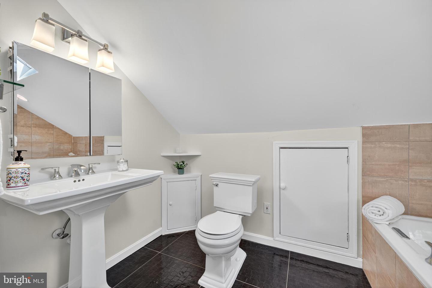 464 W GLEBE RD, ALEXANDRIA, Virginia 22305, 3 Bedrooms Bedrooms, ,3 BathroomsBathrooms,Residential,For sale,464 W GLEBE RD,VAAX2049636 MLS # VAAX2049636