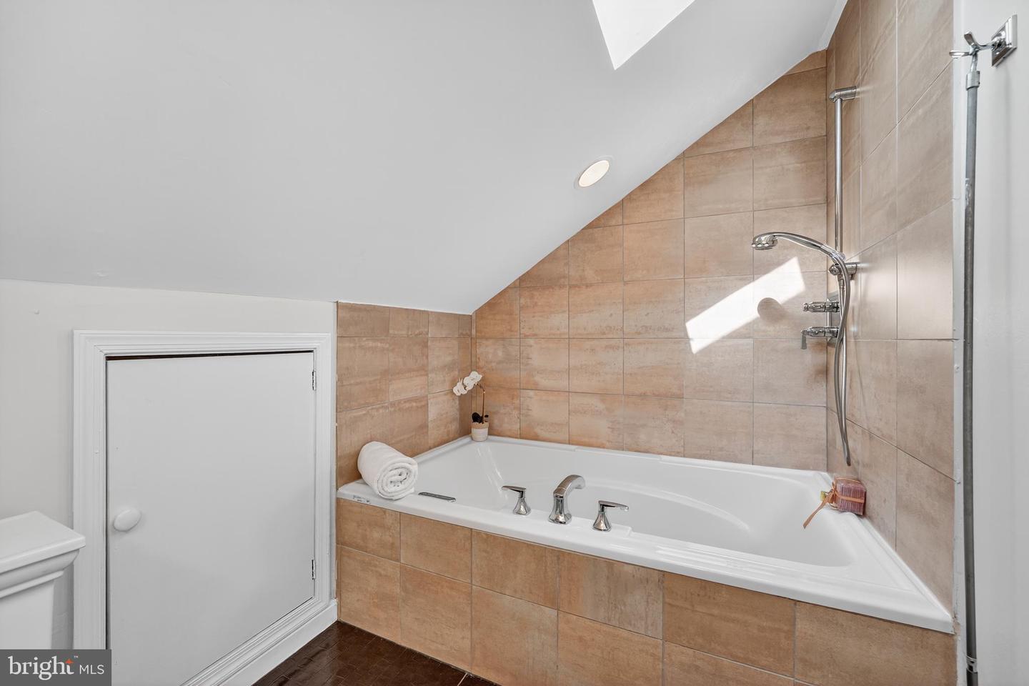 464 W GLEBE RD, ALEXANDRIA, Virginia 22305, 3 Bedrooms Bedrooms, ,3 BathroomsBathrooms,Residential,For sale,464 W GLEBE RD,VAAX2049636 MLS # VAAX2049636