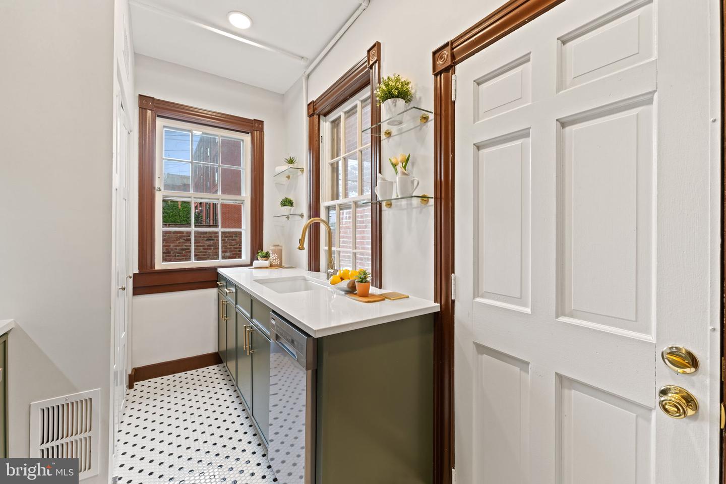 307 4TH ST NE, WASHINGTON, District Of Columbia 20002, 2 Bedrooms Bedrooms, ,1 BathroomBathrooms,Residential,For sale,307 4TH ST NE,DCDC2222918 MLS # DCDC2222918