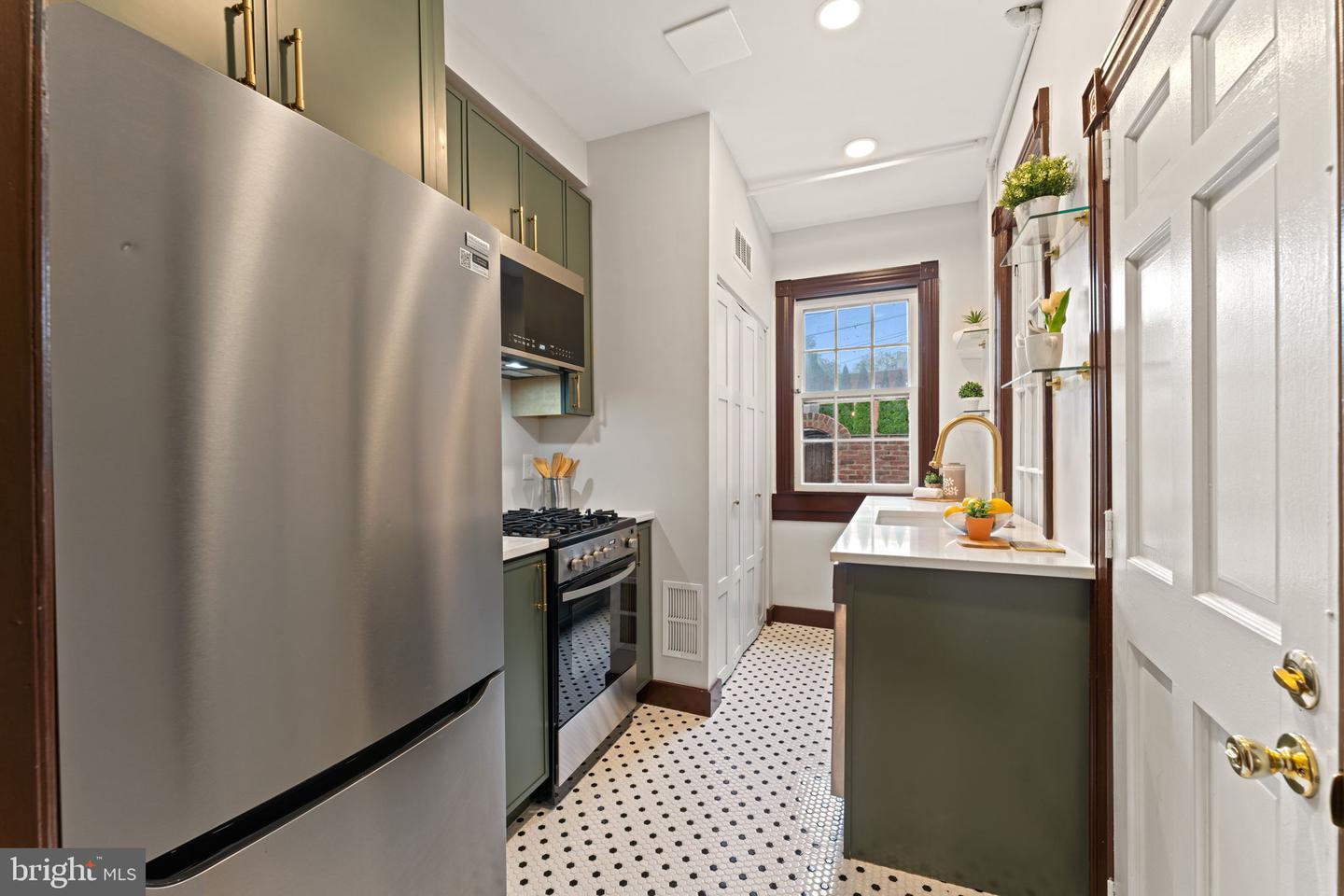 307 4TH ST NE, WASHINGTON, District Of Columbia 20002, 2 Bedrooms Bedrooms, ,1 BathroomBathrooms,Residential,For sale,307 4TH ST NE,DCDC2222918 MLS # DCDC2222918