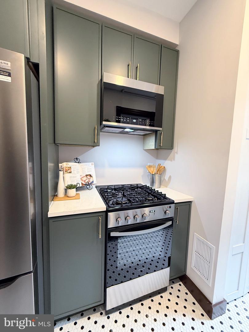 307 4TH ST NE, WASHINGTON, District Of Columbia 20002, 2 Bedrooms Bedrooms, ,1 BathroomBathrooms,Residential,For sale,307 4TH ST NE,DCDC2222918 MLS # DCDC2222918