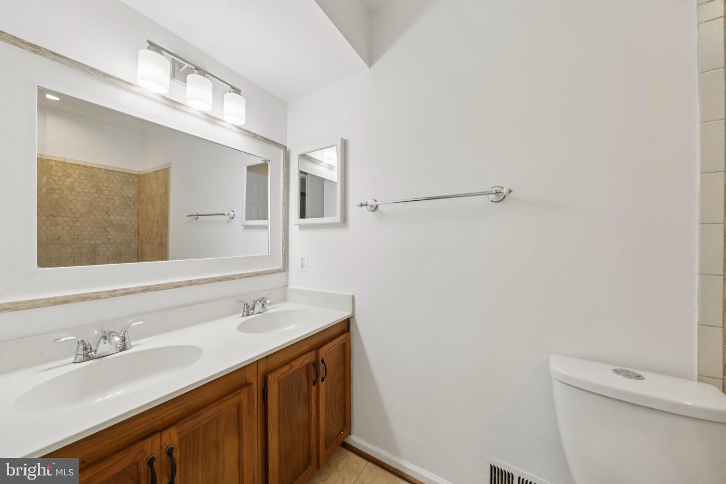 7673 NORTHERN OAKS CT, SPRINGFIELD, Virginia 22153, 3 Bedrooms Bedrooms, ,2 BathroomsBathrooms,Residential,For sale,7673 NORTHERN OAKS CT,VAFX2268656 MLS # VAFX2268656