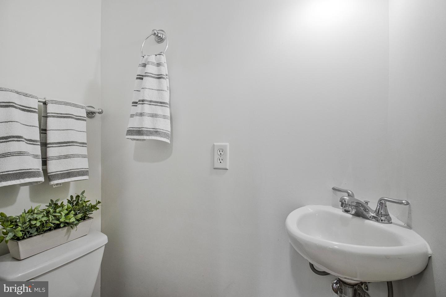 3112 S HAYES ST, ARLINGTON, Virginia 22202, 3 Bedrooms Bedrooms, ,2 BathroomsBathrooms,Residential,For sale,3112 S HAYES ST,VAAR2064156 MLS # VAAR2064156