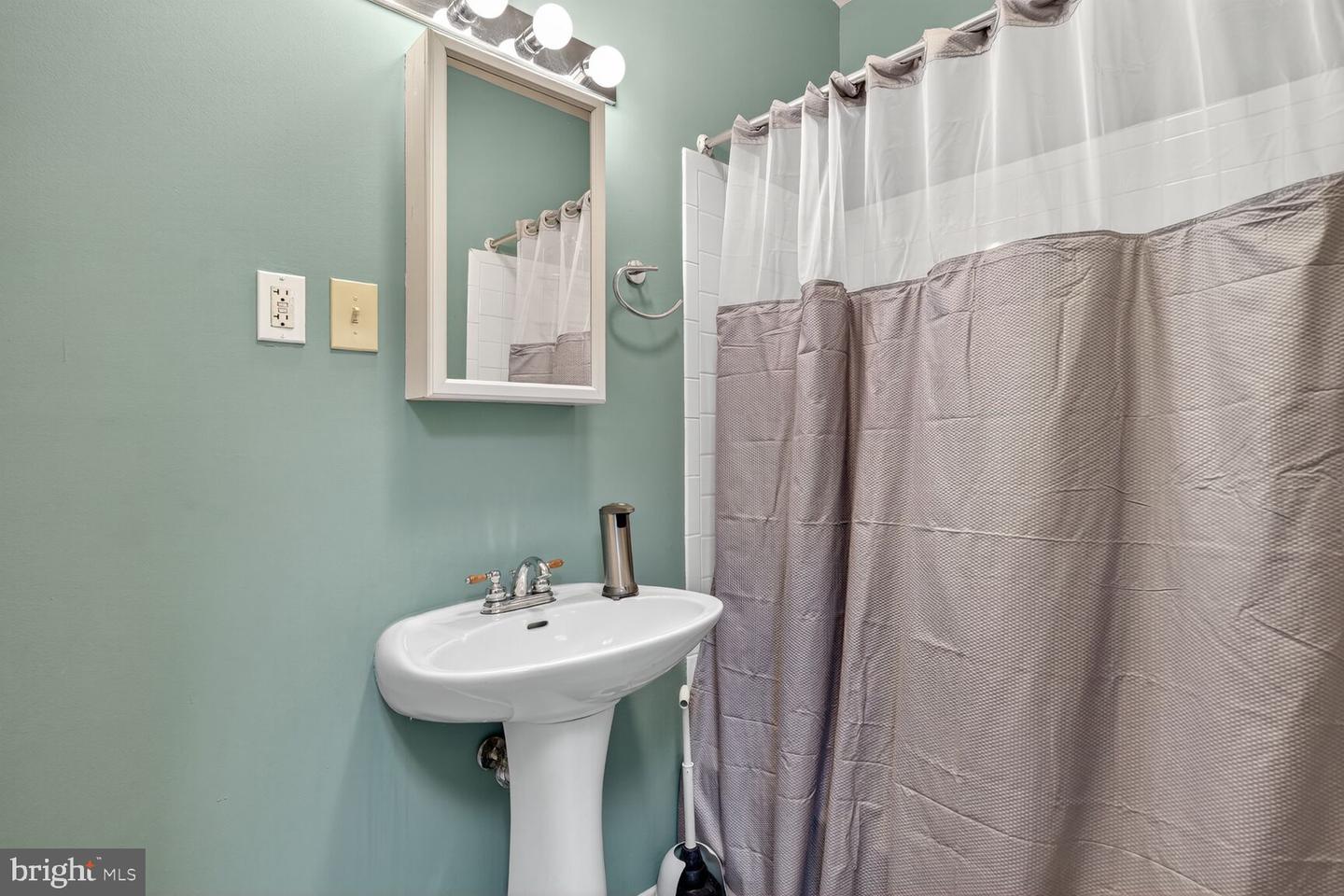 409 M ST NE, WASHINGTON, District Of Columbia 20002, 3 Bedrooms Bedrooms, ,2 BathroomsBathrooms,Residential,For sale,409 M ST NE,DCDC2224874 MLS # DCDC2224874