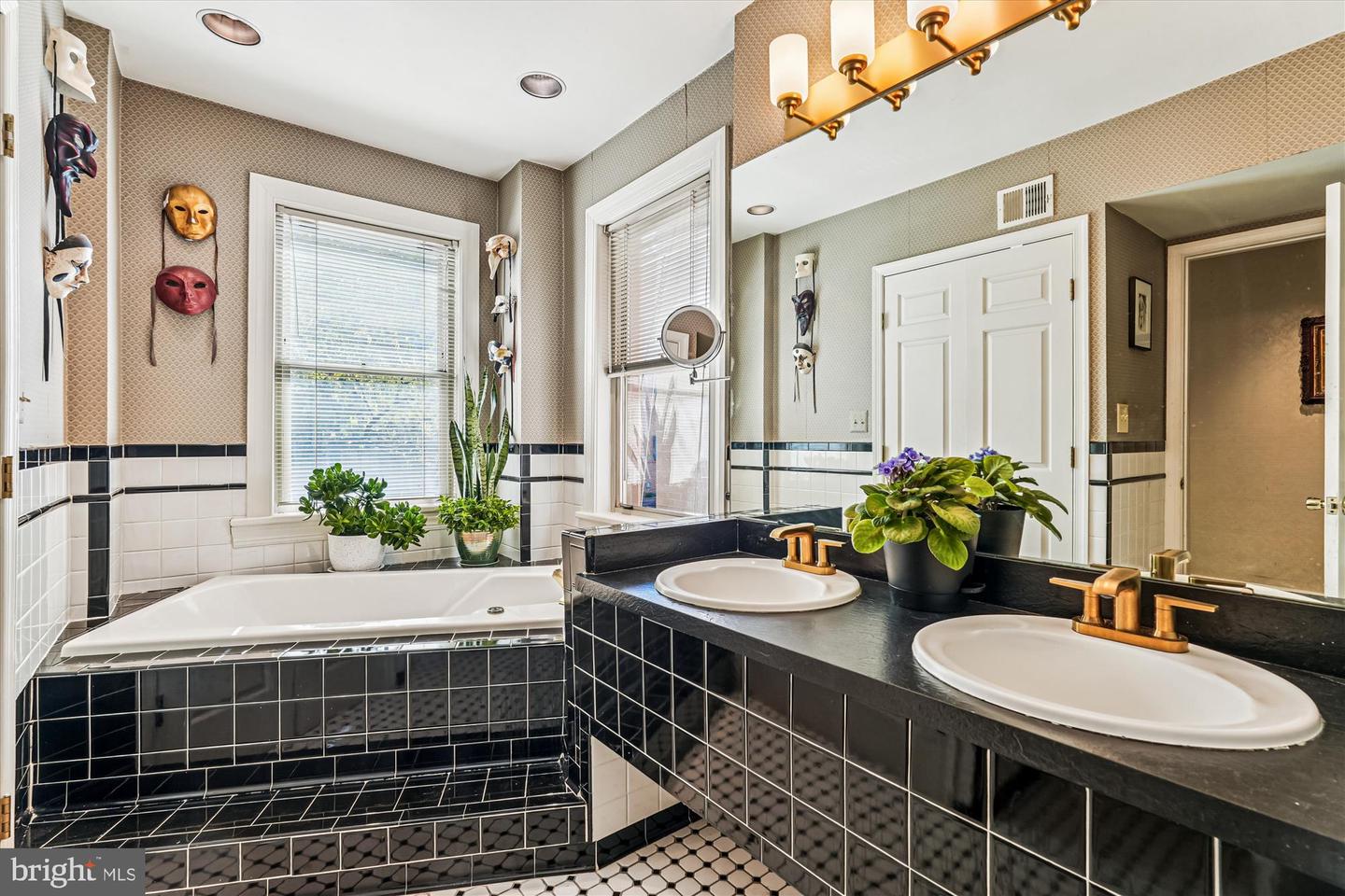 1420 Q ST NW, WASHINGTON, District Of Columbia 20009, 6 Bedrooms Bedrooms, ,3 BathroomsBathrooms,Residential,For sale,1420 Q ST NW,DCDC2225054 MLS # DCDC2225054