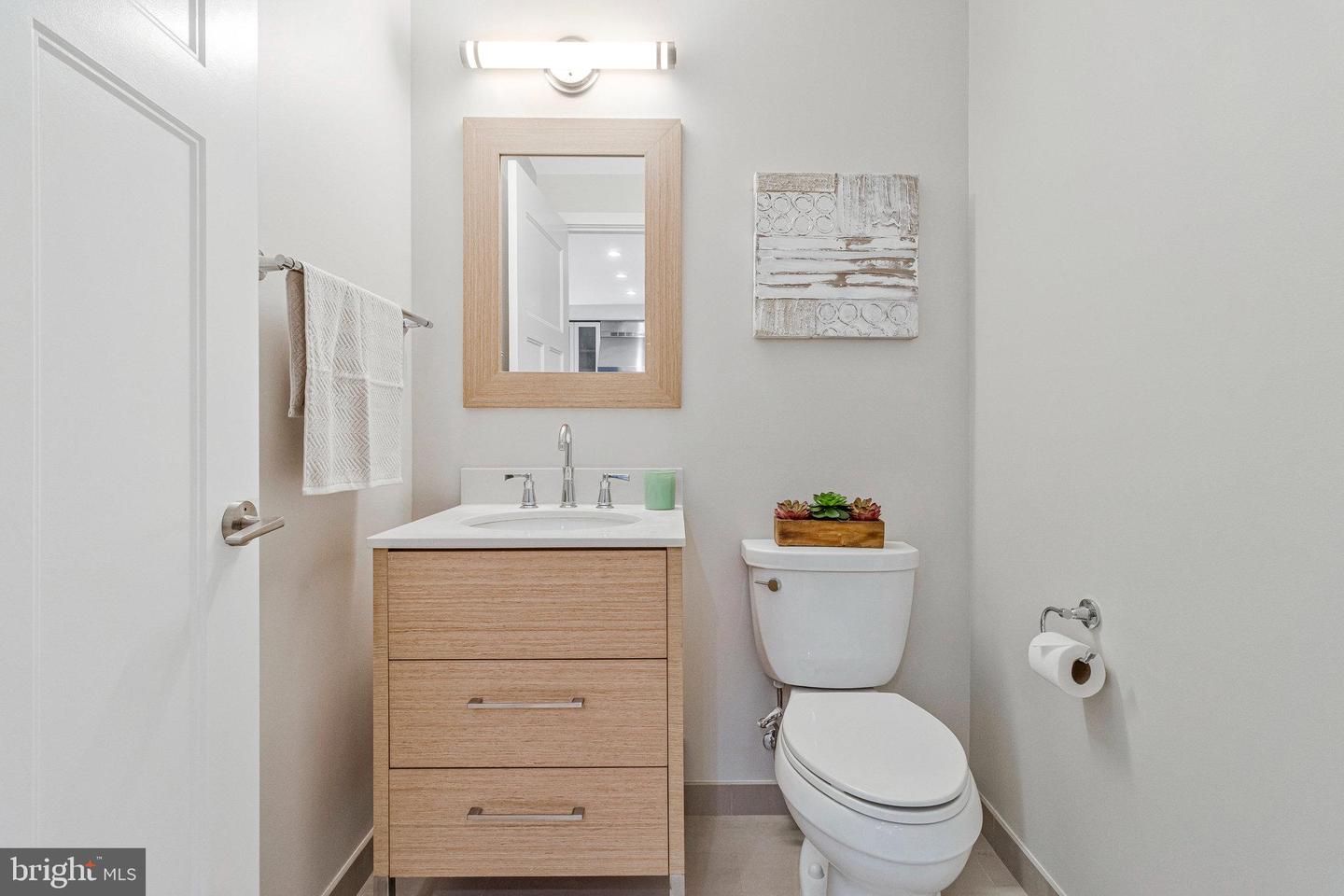 1610 N QUEEN ST #211, ARLINGTON, Virginia 22209, 2 Bedrooms Bedrooms, ,2 BathroomsBathrooms,Residential,For sale,1610 N QUEEN ST #211,VAAR2064562 MLS # VAAR2064562