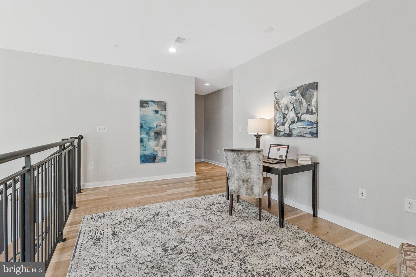 1610 N QUEEN ST #211, ARLINGTON, Virginia 22209, 2 Bedrooms Bedrooms, ,2 BathroomsBathrooms,Residential,For sale,1610 N QUEEN ST #211,VAAR2064562 MLS # VAAR2064562