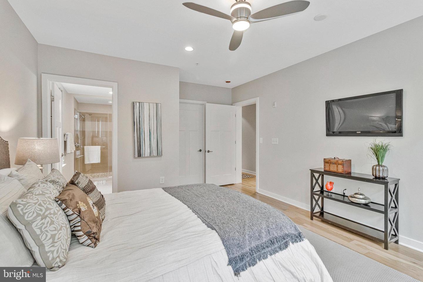 1610 N QUEEN ST #211, ARLINGTON, Virginia 22209, 2 Bedrooms Bedrooms, ,2 BathroomsBathrooms,Residential,For sale,1610 N QUEEN ST #211,VAAR2064562 MLS # VAAR2064562