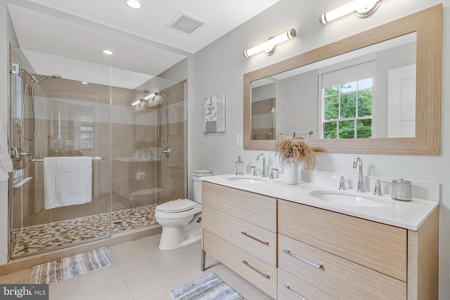 1610 N QUEEN ST #211, ARLINGTON, Virginia 22209, 2 Bedrooms Bedrooms, ,2 BathroomsBathrooms,Residential,For sale,1610 N QUEEN ST #211,VAAR2064562 MLS # VAAR2064562