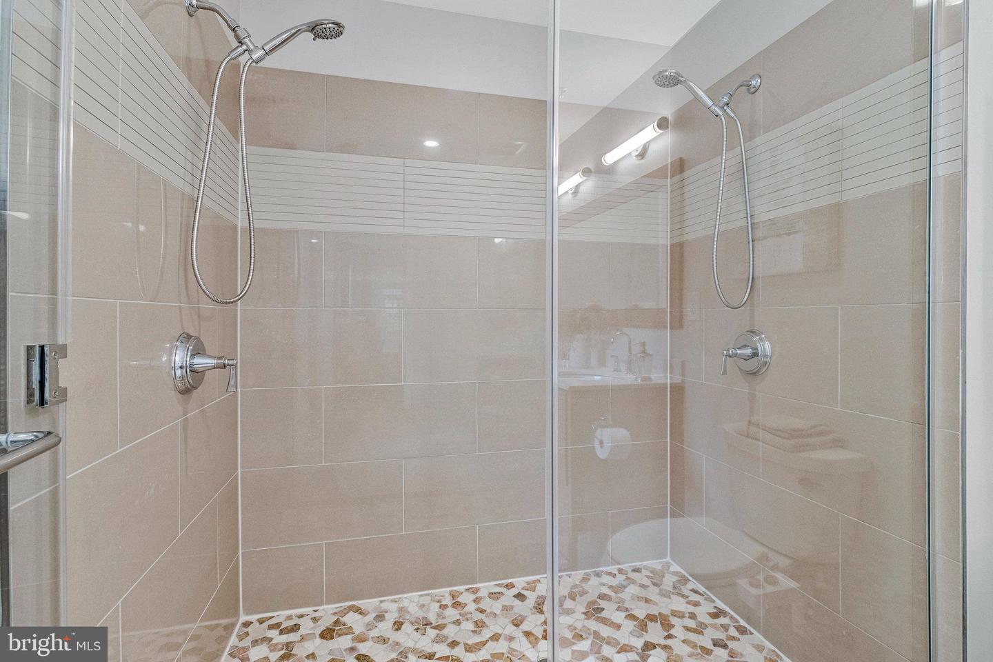 1610 N QUEEN ST #211, ARLINGTON, Virginia 22209, 2 Bedrooms Bedrooms, ,2 BathroomsBathrooms,Residential,For sale,1610 N QUEEN ST #211,VAAR2064562 MLS # VAAR2064562