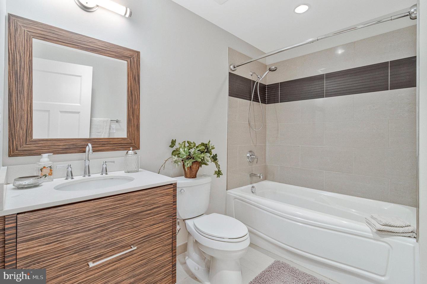 1610 N QUEEN ST #211, ARLINGTON, Virginia 22209, 2 Bedrooms Bedrooms, ,2 BathroomsBathrooms,Residential,For sale,1610 N QUEEN ST #211,VAAR2064562 MLS # VAAR2064562