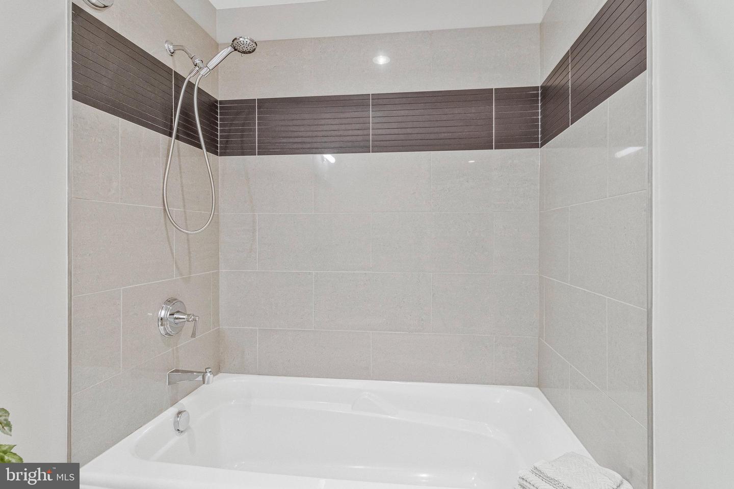 1610 N QUEEN ST #211, ARLINGTON, Virginia 22209, 2 Bedrooms Bedrooms, ,2 BathroomsBathrooms,Residential,For sale,1610 N QUEEN ST #211,VAAR2064562 MLS # VAAR2064562