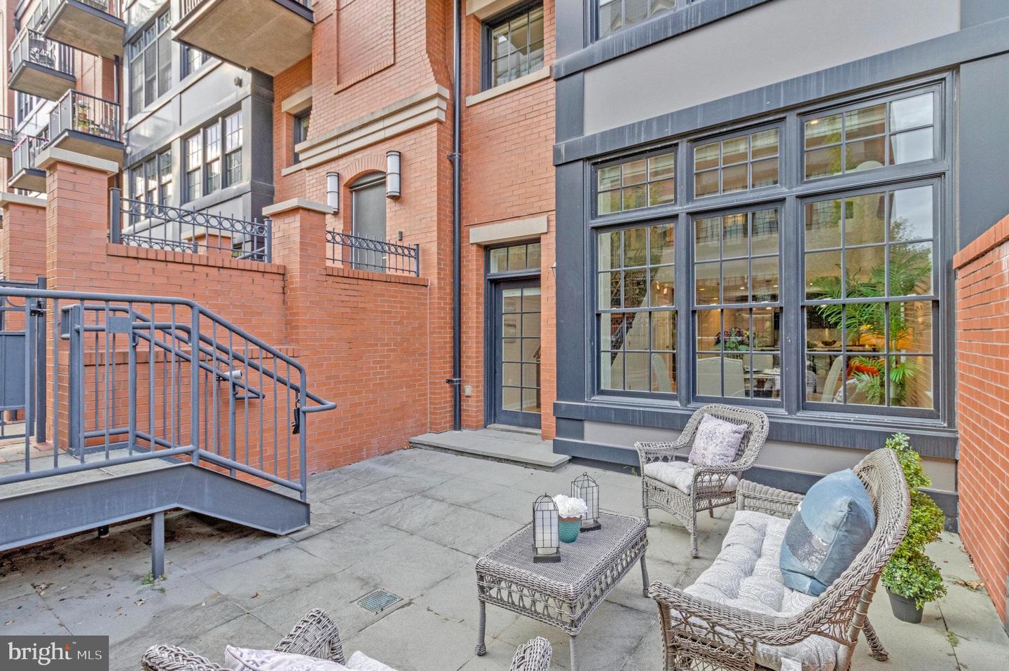 1610 N QUEEN ST #211, ARLINGTON, Virginia 22209, 2 Bedrooms Bedrooms, ,2 BathroomsBathrooms,Residential,For sale,1610 N QUEEN ST #211,VAAR2064562 MLS # VAAR2064562