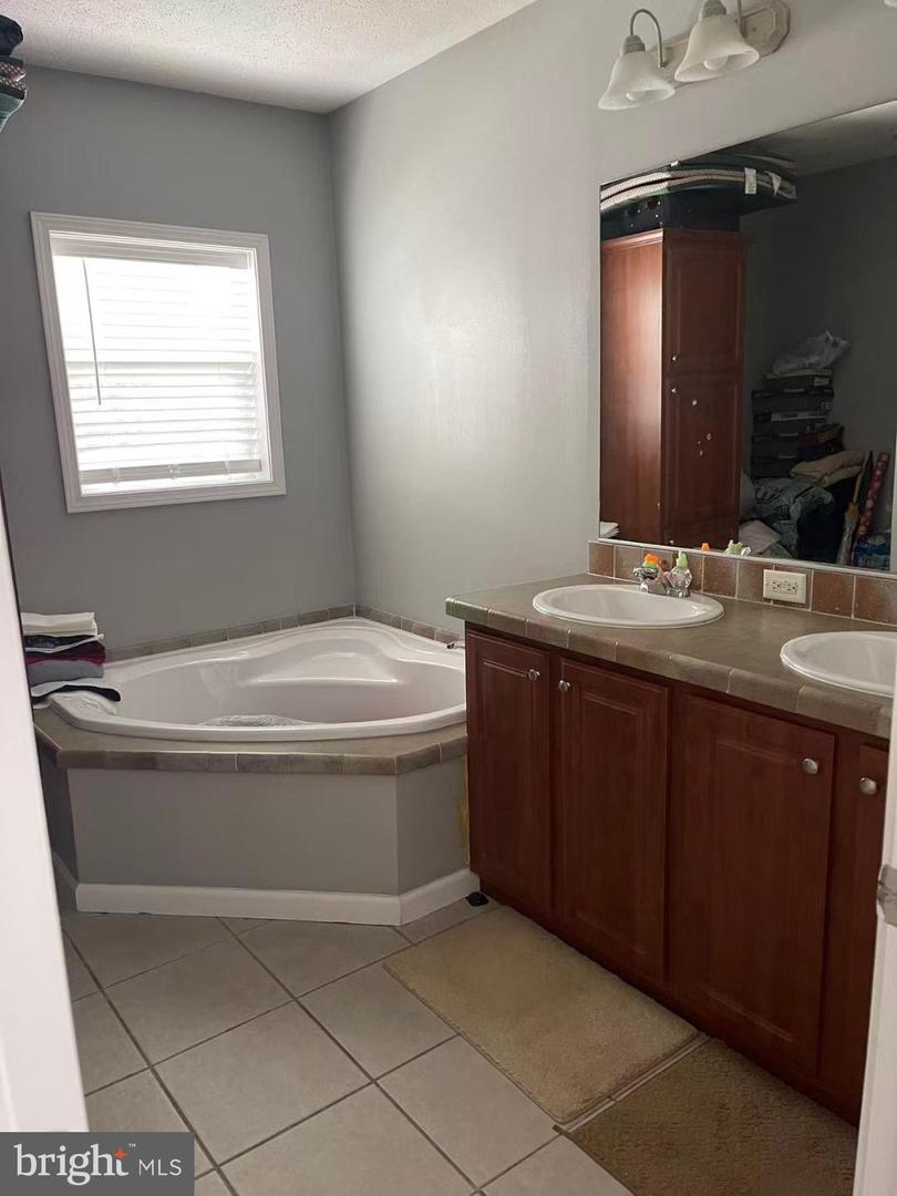 14640 LUFTHANSA CIR, CHANTILLY, Virginia 20151, 2 Bedrooms Bedrooms, 10 Rooms Rooms,2 BathroomsBathrooms,Residential,For sale,14640 LUFTHANSA CIR,VAFX2273116 MLS # VAFX2273116