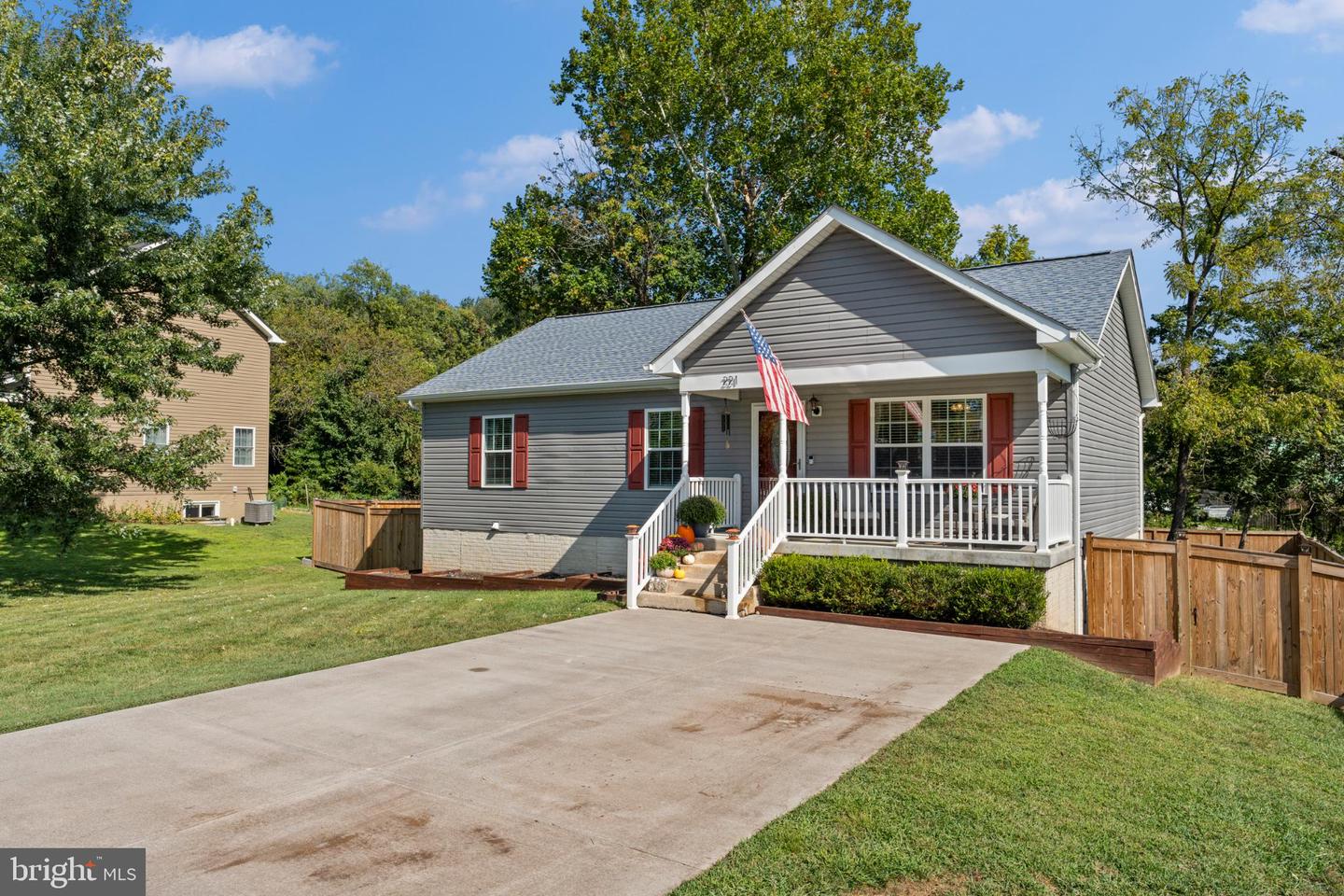 221 LINDEN ST, WARRENTON, Virginia 20186, 3 Bedrooms Bedrooms, 9 Rooms Rooms,2 BathroomsBathrooms,Residential,For sale,221 LINDEN ST,VAFQ2019352 MLS # VAFQ2019352