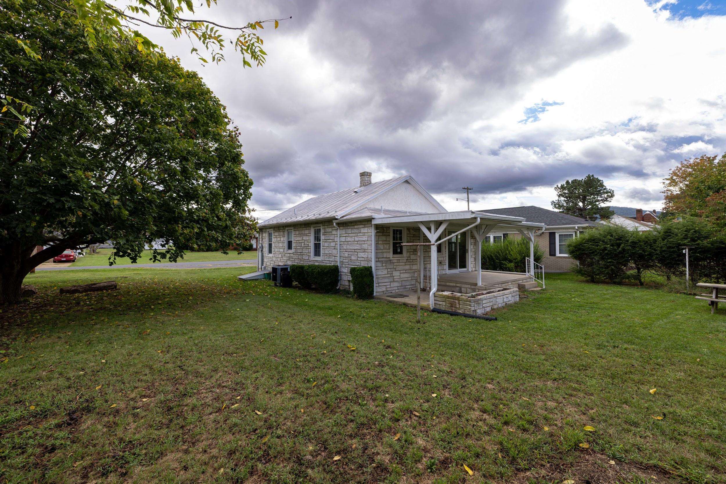 403 LEE AVE, ELKTON, Virginia 22827, 3 Bedrooms Bedrooms, ,1 BathroomBathrooms,Residential,403 LEE AVE,669925 MLS # 669925