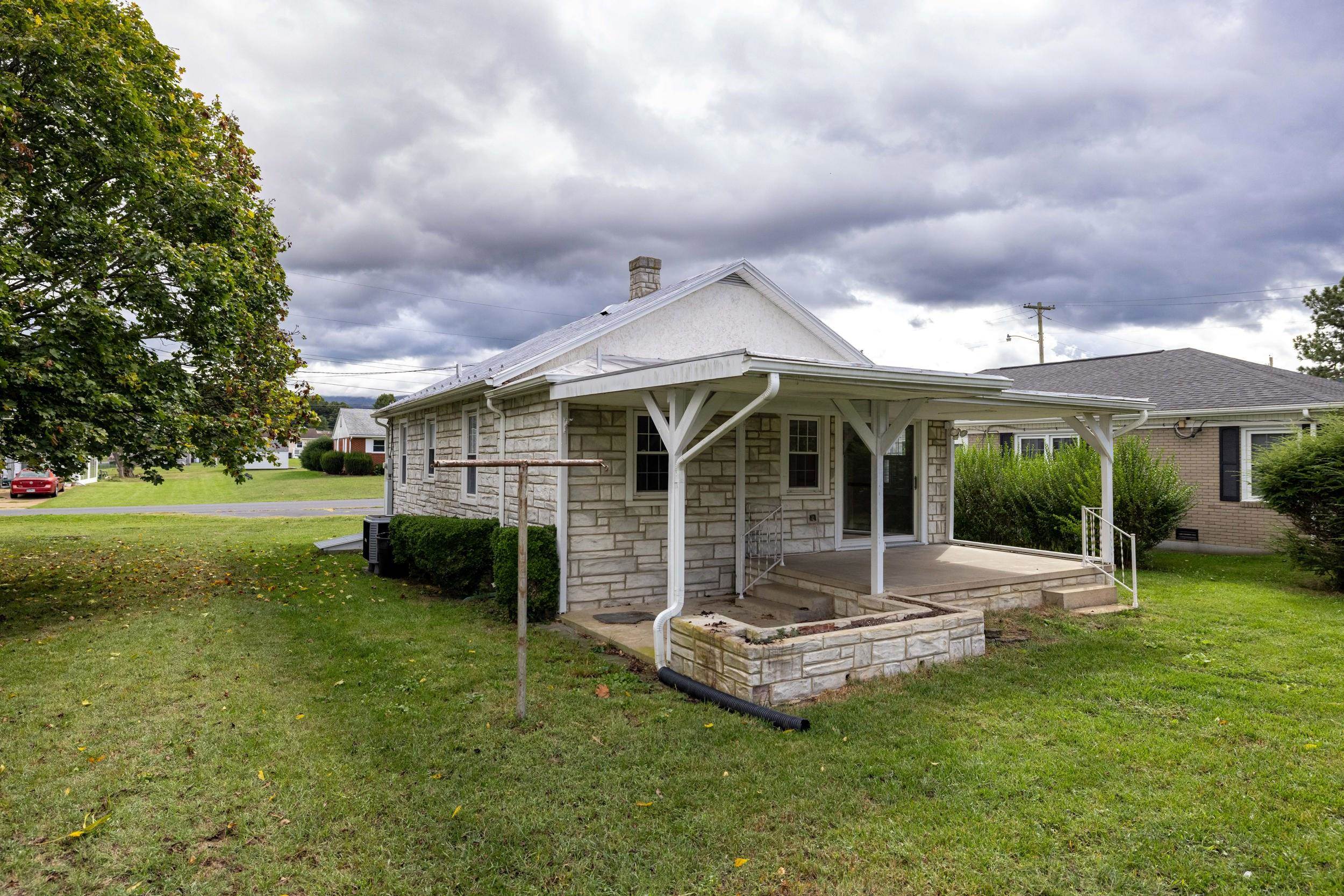 403 LEE AVE, ELKTON, Virginia 22827, 3 Bedrooms Bedrooms, ,1 BathroomBathrooms,Residential,403 LEE AVE,669925 MLS # 669925