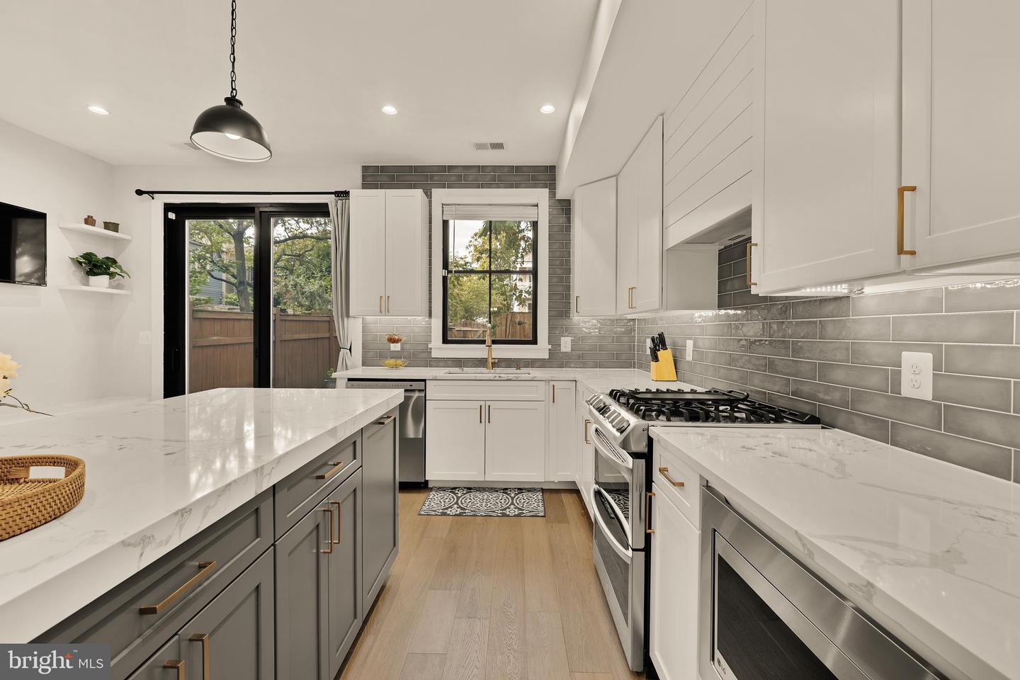 1117 QUEEN ST, ALEXANDRIA, Virginia 22314, 2 Bedrooms Bedrooms, ,2 BathroomsBathrooms,Residential,For sale,1117 QUEEN ST,VAAX2050482 MLS # VAAX2050482