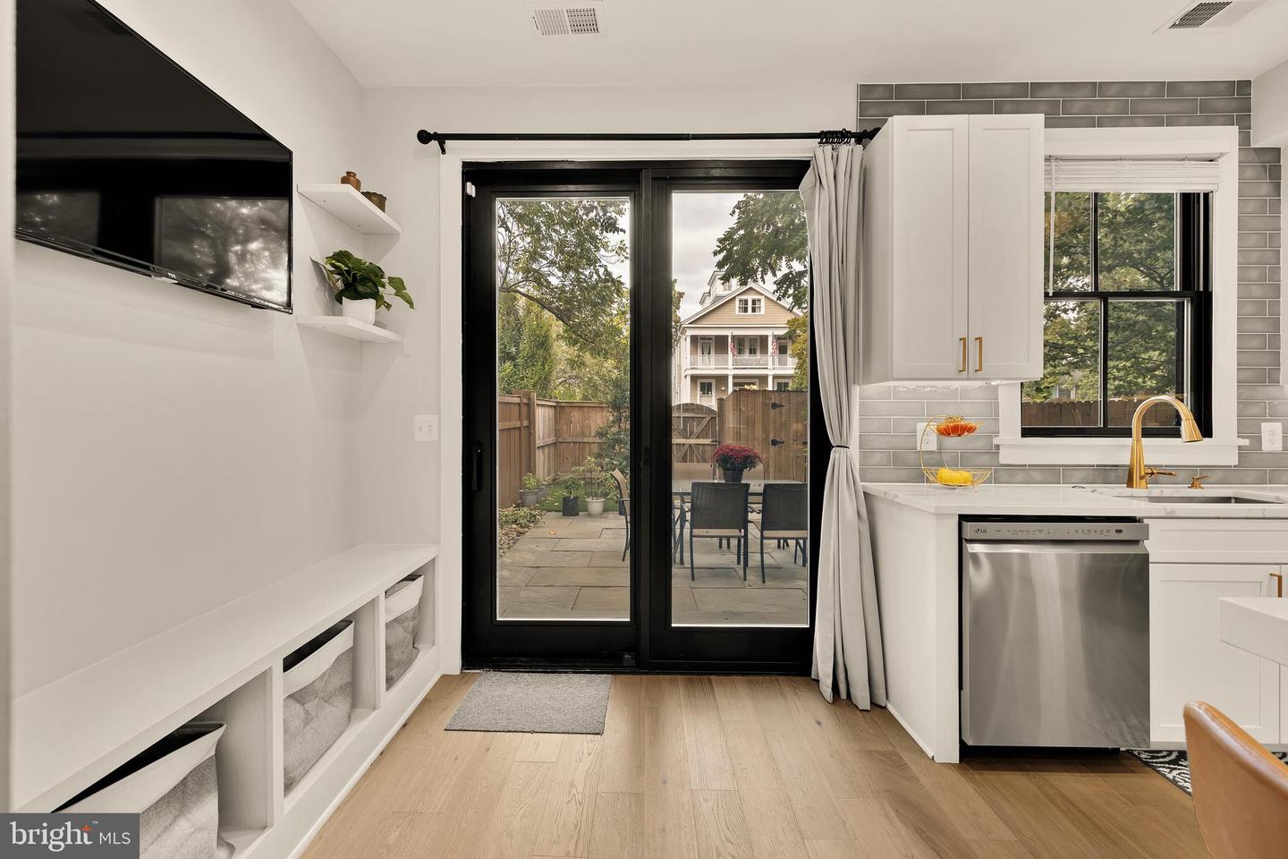 1117 QUEEN ST, ALEXANDRIA, Virginia 22314, 2 Bedrooms Bedrooms, ,2 BathroomsBathrooms,Residential,For sale,1117 QUEEN ST,VAAX2050482 MLS # VAAX2050482