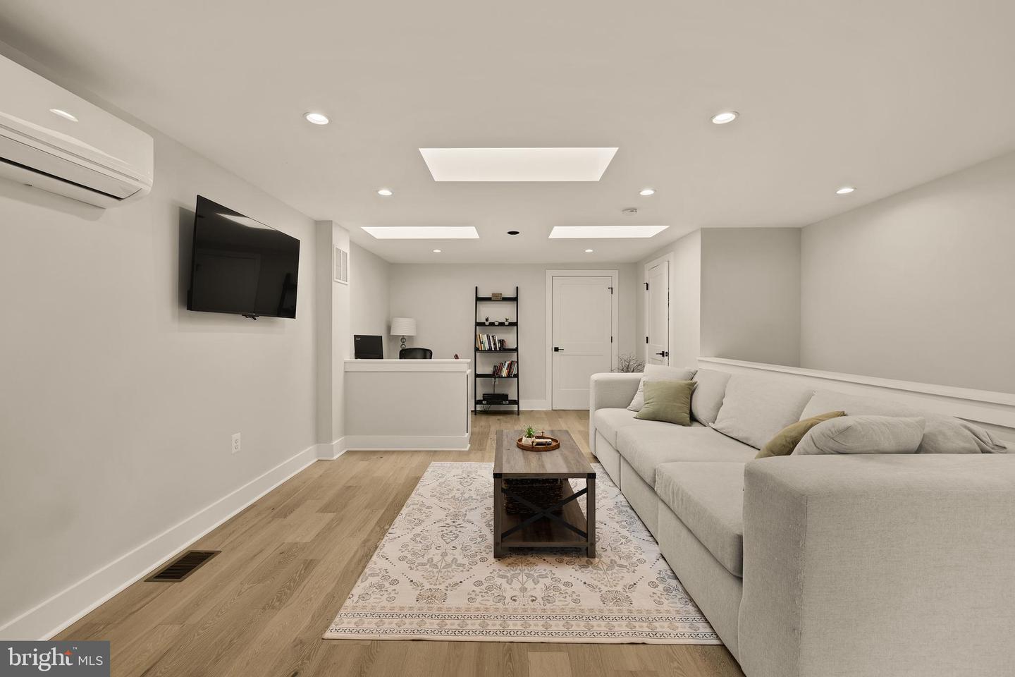 1117 QUEEN ST, ALEXANDRIA, Virginia 22314, 2 Bedrooms Bedrooms, ,2 BathroomsBathrooms,Residential,For sale,1117 QUEEN ST,VAAX2050482 MLS # VAAX2050482