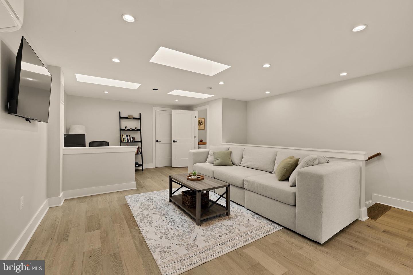 1117 QUEEN ST, ALEXANDRIA, Virginia 22314, 2 Bedrooms Bedrooms, ,2 BathroomsBathrooms,Residential,For sale,1117 QUEEN ST,VAAX2050482 MLS # VAAX2050482