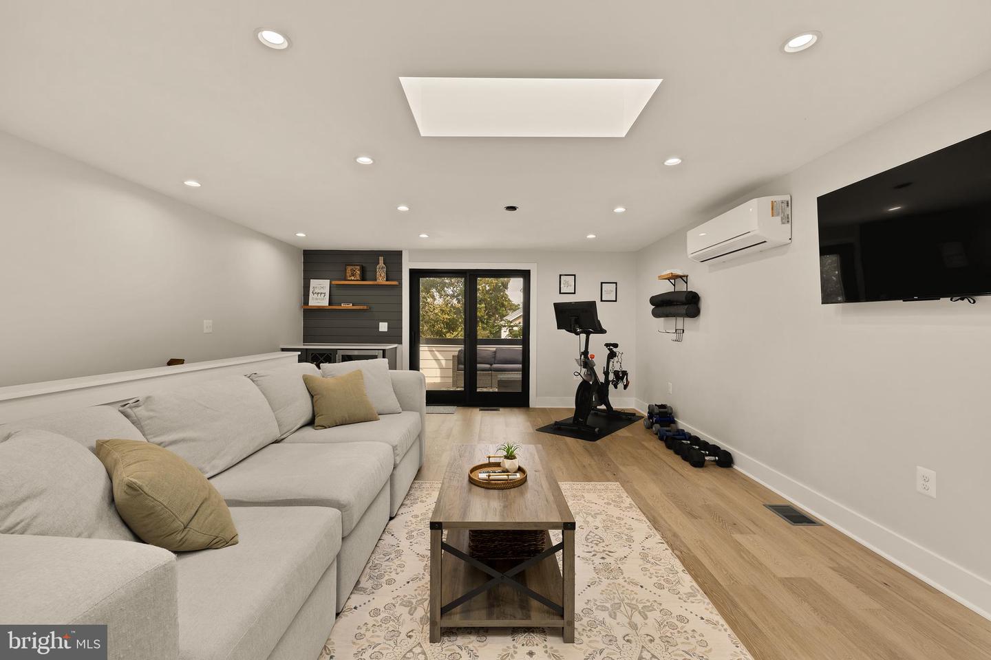 1117 QUEEN ST, ALEXANDRIA, Virginia 22314, 2 Bedrooms Bedrooms, ,2 BathroomsBathrooms,Residential,For sale,1117 QUEEN ST,VAAX2050482 MLS # VAAX2050482