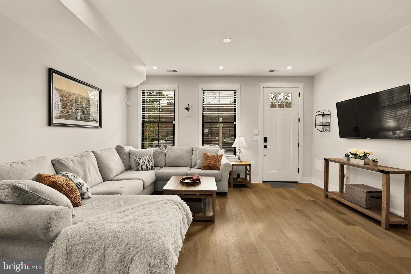 1117 QUEEN ST, ALEXANDRIA, Virginia 22314, 2 Bedrooms Bedrooms, ,2 BathroomsBathrooms,Residential,For sale,1117 QUEEN ST,VAAX2050482 MLS # VAAX2050482