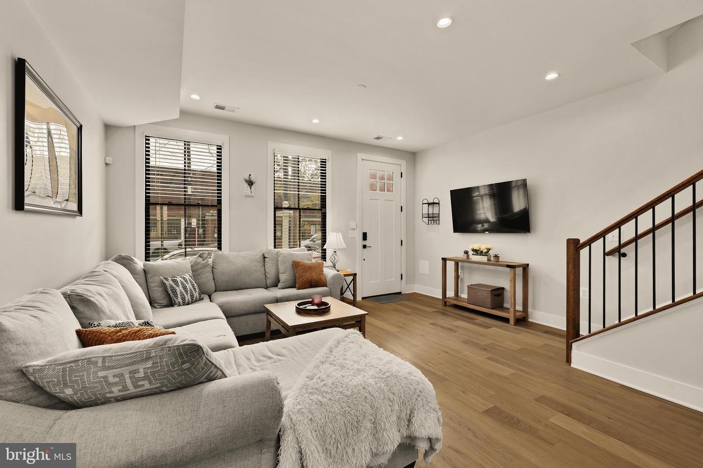 1117 QUEEN ST, ALEXANDRIA, Virginia 22314, 2 Bedrooms Bedrooms, ,2 BathroomsBathrooms,Residential,For sale,1117 QUEEN ST,VAAX2050482 MLS # VAAX2050482