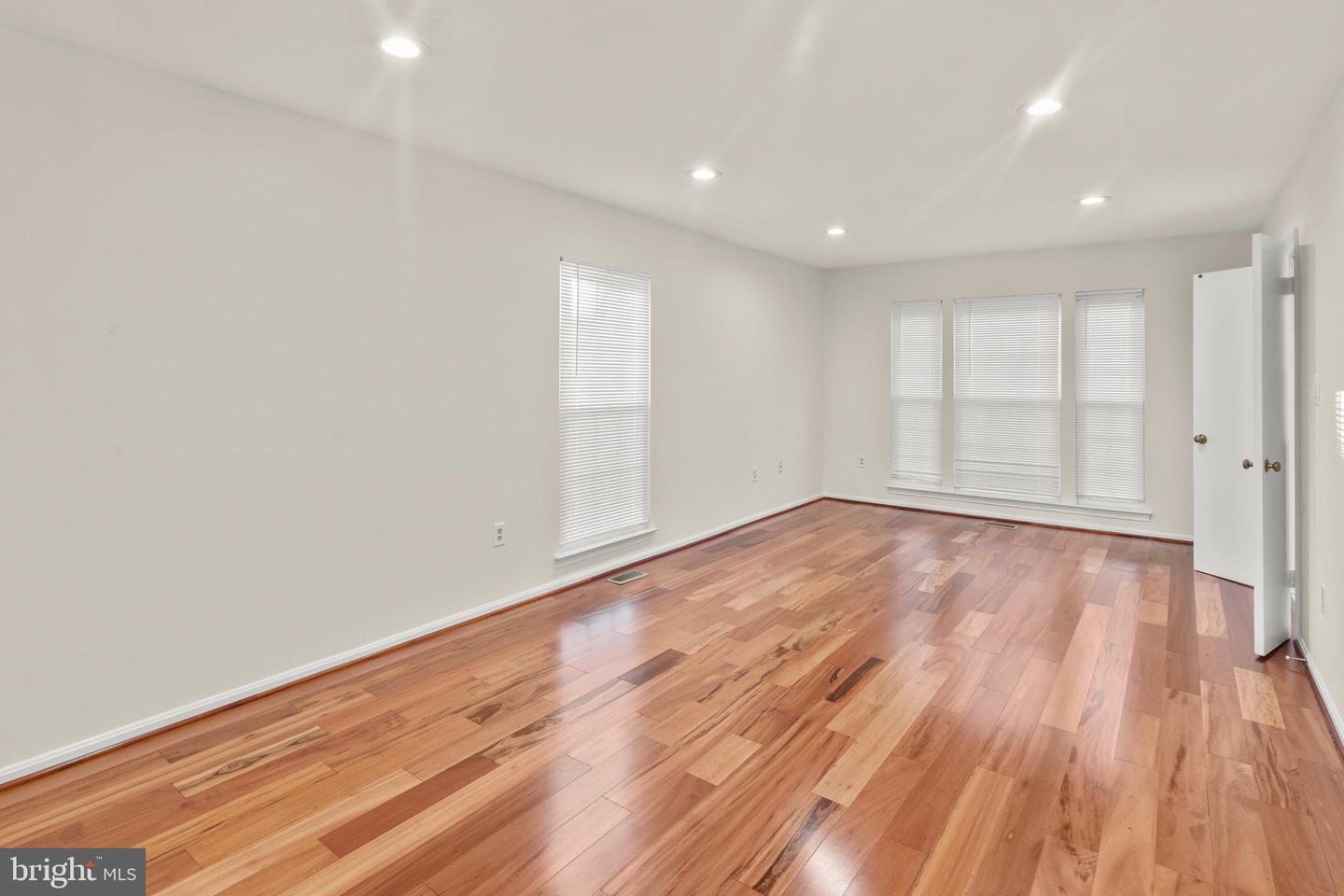 4528 WAVERLY CROSSING LN, CHANTILLY, Virginia 20151, 4 Bedrooms Bedrooms, ,3 BathroomsBathrooms,Residential,For sale,4528 WAVERLY CROSSING LN,VAFX2273186 MLS # VAFX2273186